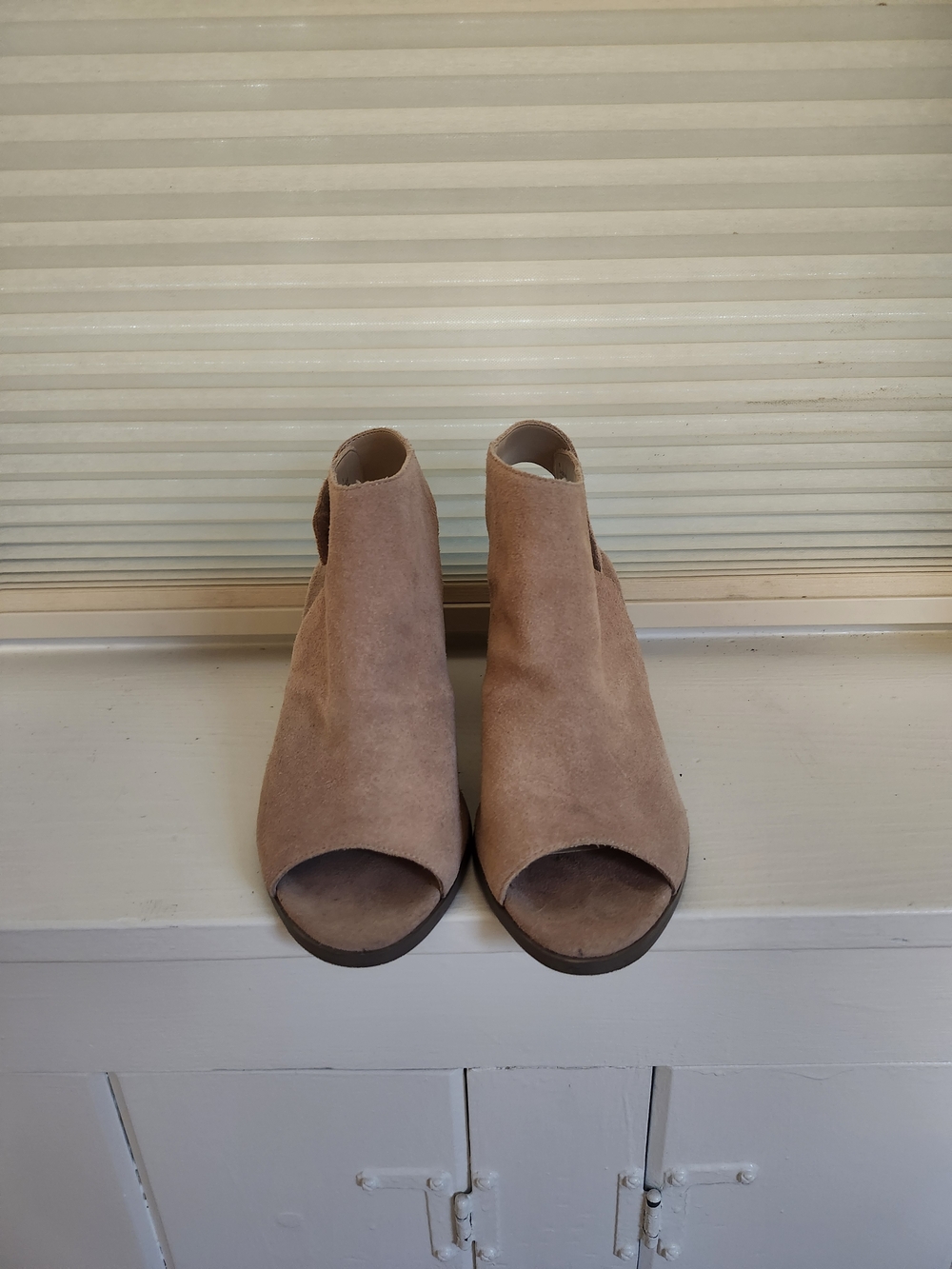 Open-Toe Suede Mules in Light Taupe Wit Velcro Adjustable Strap, Size 8.5
